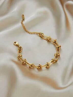 Gold Knot Link Bracelet
